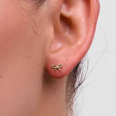 Gold bow-shaped earring 