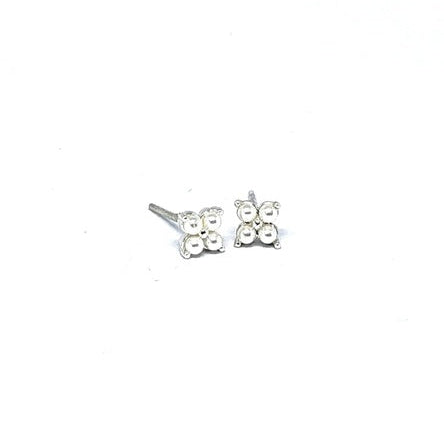 Pair of silver earrings with small pearls  