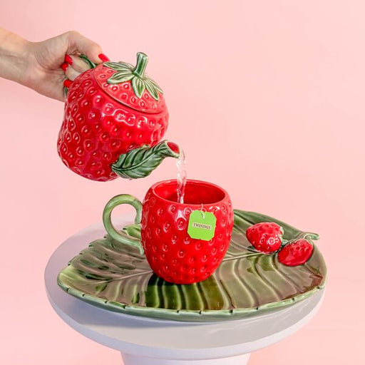 Strawberry-themed teapot and mug set 